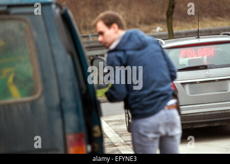 Passau, Germania. 12 Feb, 2015. Un ufficiale tedesco di polizia federale conduce un arresto e controllare la ricerca sull'autostrada A3 nei pressi di Passau, Germania, 12 febbraio 2015. Lo Stato di Baviera ha deciso di intensificare il suo punto di arresto e delle operazioni di ricerca a causa del numero sempre crescente di richiedenti asilo provenienti dal Kosovo. Foto: Marc Mueller/dpa/Alamy Live News Foto Stock