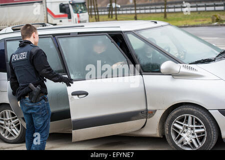 Passau, Germania. 12 Feb, 2015. Un ufficiale tedesco di polizia federale conduce un arresto e controllare la ricerca sull'autostrada A3 nei pressi di Passau, Germania, 12 febbraio 2015. Lo Stato di Baviera ha deciso di intensificare il suo punto di arresto e delle operazioni di ricerca a causa del numero sempre crescente di richiedenti asilo provenienti dal Kosovo. Foto: Marc Mueller/dpa/Alamy Live News Foto Stock