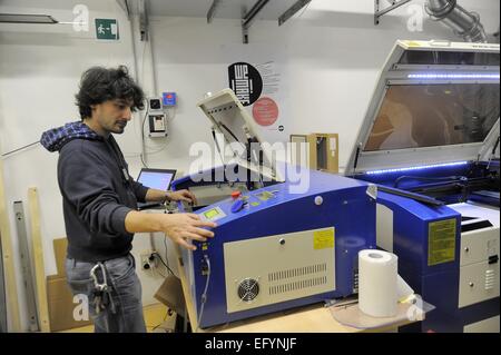 Italia Milano FabLab (laboratorio di fabbricazione), 'WeMake', taglio laser Foto Stock