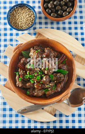 Afelia. La carne di maiale con vino rosso e semi di coriandolo. Foto Stock