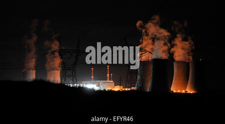 ***FILE FOTO*** prova di illuminazione serale più di cento metri-alte torri di raffreddamento di Dukovany centrale nucleare, Repubblica Ceca il 6 ottobre 2009. Una reazione di fissione nella prima unità nell' impianto nucleare Dukovany, che copre circa un quinto di energia elettrica consumata nella Repubblica Ceca, è stato lanciato il 30 anni fa il 12 febbraio 1985. Durante il 1986, due nuove unità sono state messe in funzione e nel luglio 1987, l'ultimo quarto gruppo è andato online. Dukovany il lancio è stato importante per la cecoslovacca nel settore energetico. In 2035, Dukovany può avere una quinta unità. (CTK foto/Lubos Pavlicek) Foto Stock