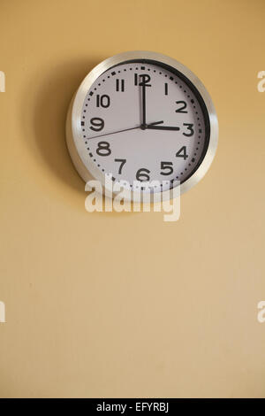 Orologio da parete che mostra il tempo di 3 ore Foto Stock