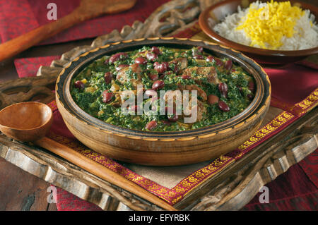 Ghormeh sabzi. Il persiano erba verde stufato. Foto Stock