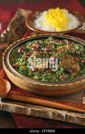 Ghormeh sabzi. Il persiano erba verde stufato. Foto Stock