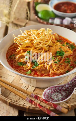 Khao soi. Le noci di cocco e curry Tagliatelle aromatizzate. Thailandia del Nord Foto Stock