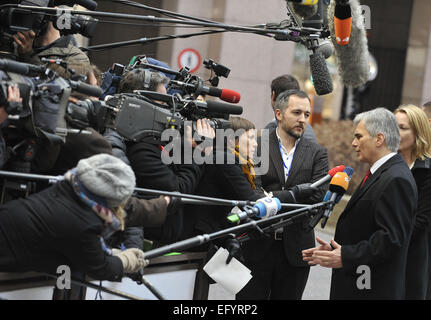 Bruxelles, Belgio. 12 Feb, 2015. Il Cancelliere austriaco Werner Faymann parla di media quando arriva in sede UE per un vertice UE di Brussles, Belgio, del 12 febbraio 2015. © Ye Pingfan/Xinhua/Alamy Live News Foto Stock