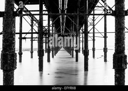 Al di sotto di Southend on Sea è Pier. Foto Stock