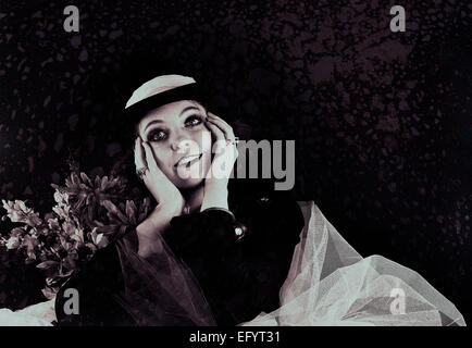 Immagine in bianco e nero di giovane donna che indossa cappello, giacca e bianco crinolina Foto Stock