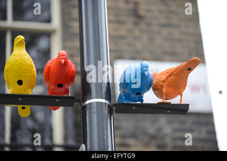 Soho Square, Londra, Regno Unito. Il 12 febbraio 2015. Installazione artistica curata da Sim Smith Gallery, chiamato "gregge" dall'artista Patrick Murphy in Soho. Credito: Matteo Chattle/Alamy Live News Foto Stock