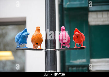 Soho Square, Londra, Regno Unito. Il 12 febbraio 2015. Installazione artistica curata da Sim Smith Gallery, chiamato "gregge" dall'artista Patrick Murphy in Soho. Credito: Matteo Chattle/Alamy Live News Foto Stock