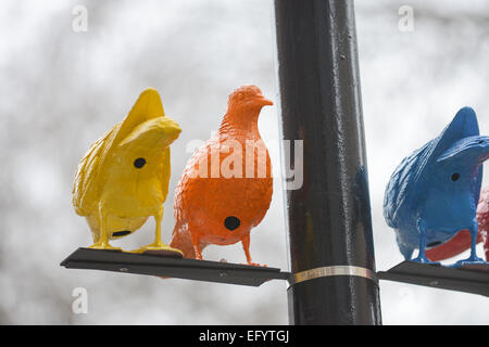 Soho Square, Londra, Regno Unito. Il 12 febbraio 2015. Installazione artistica curata da Sim Smith Gallery, chiamato "gregge" dall'artista Patrick Murphy in Soho. Credito: Matteo Chattle/Alamy Live News Foto Stock