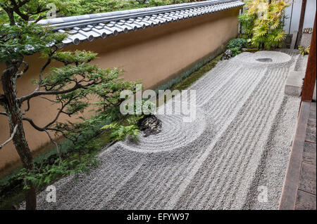 Ghiaia rastrellata in stile kare-sansui nel piccolo giardino Koda-tei del tempio zen Ryogen-in, parte di Daitoku-ji, Kyoto, Giappone Foto Stock