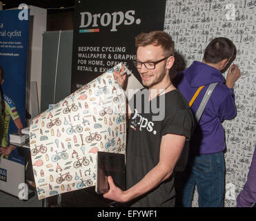 Excel, London, Regno Unito. Il 12 febbraio 2015. Il London Bike Show corre per 4 giorni, con una performance di ciclismo Theatre, pista di prova e StreetVelodrome...plus ciclo carta da parati a tema. Credito: Malcolm Park editoriale/Alamy Live News Foto Stock