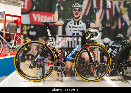 Excel, London, Regno Unito. Il 12 febbraio 2015. Il London Bike Show corre per 4 giorni, con una performance di ciclismo Theatre, pista di prova e StreetVelodrome. Credito: Malcolm Park editoriale/Alamy Live News Foto Stock