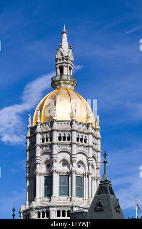 Connecticut State Capitol cupola che si trova a Hartford, CT, Stati Uniti d'America contro un cielo blu. Foto Stock