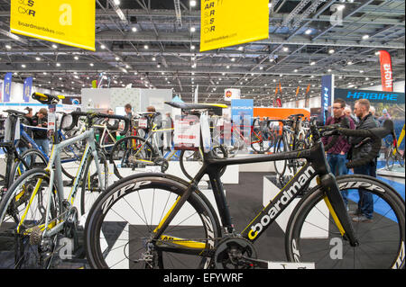 Excel, London, Regno Unito. Il 12 febbraio 2015. Il London Bike Show corre per 4 giorni, con una performance di ciclismo Theatre, pista di prova e StreetVelodrome. Credito: Malcolm Park editoriale/Alamy Live News Foto Stock