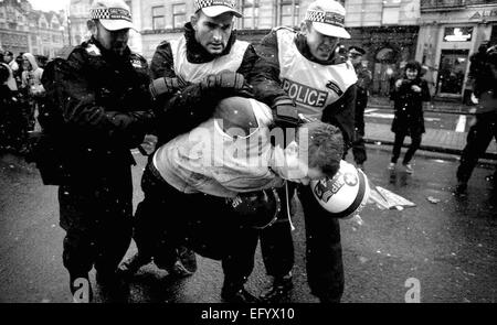 Gli studenti di marzo e si sono scontrati con la polizia e bloccato la strada intorno a Westminster per protestare contro i previsti aumenti di tasse scolastiche e manutenzione concedere tagli su Novembre 24, 2010 a Londra, Regno Unito.Questo è il secondo studente giornata di azione e uno studente di marzo il decimo mese di novembre ha causato un danno diffuso a Millbank Tower e la Metropolitan Police sono stati accusati di sottovalutare notevolmente la quantità di manifestanti. Non ci sono piani per sollevare lo studente le tasse in Inghilterra per circa £ 9.000 all'anno invece degli attuali £3.000. Foto Stock