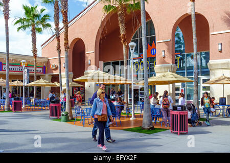 Gli amanti dello shopping al di fuori alla Internazionale di Orlando Premium Outlets Shopping Mall, International Drive, Orlando, Florida, America Foto Stock