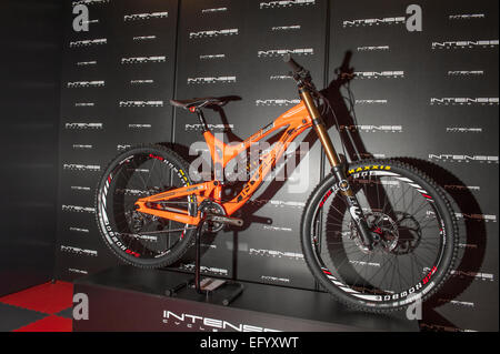 Excel, London, Regno Unito. Il 12 febbraio 2015. Il London Bike Show corre per 4 giorni, dotato dei più recenti modelli di strada, ibrida elettrica e mountain bike. Credito: Malcolm Park editoriale/Alamy Live News Foto Stock