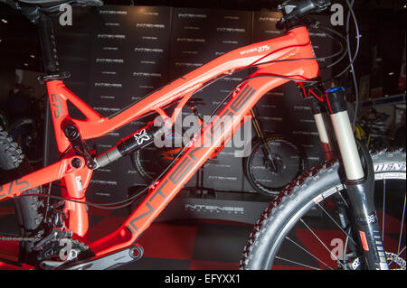 Excel, London, Regno Unito. Il 12 febbraio 2015. Il London Bike Show corre per 4 giorni, dotato dei più recenti modelli di strada, ibrida elettrica e mountain bike. Credito: Malcolm Park editoriale/Alamy Live News Foto Stock