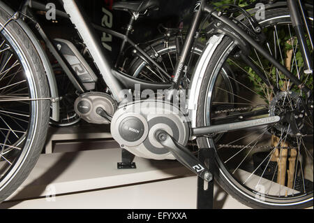 Excel, London, Regno Unito. Il 12 febbraio 2015. Il London Bike Show corre per 4 giorni, una caratteristica importante è la gamma di biciclette elettriche che appaiono sul mercato. Credito: Malcolm Park editoriale/Alamy Live News Foto Stock