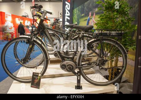 Excel, London, Regno Unito. Il 12 febbraio 2015. Il London Bike Show corre per 4 giorni, una caratteristica importante è la gamma di biciclette elettriche che appaiono sul mercato. Credito: Malcolm Park editoriale/Alamy Live News Foto Stock