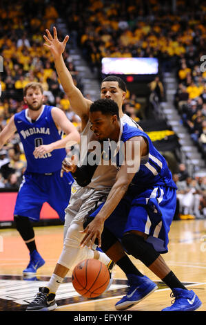 Wichita, Kansas, Stati Uniti d'America. Xi Febbraio, 2015. Lo stato dell'Indiana sicomori guard Devonte marrone (11) rigidi per il cestello passato Wichita State Shockers guard Fred VanVleet (23) durante il NCAA pallacanestro tra la Indiana membro sicomori e Wichita State Shockers a Charles Koch Arena di Wichita, Kansas. Kendall Shaw/CSM/Alamy Live News Foto Stock