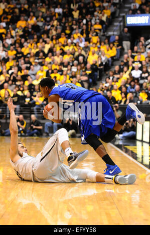 Wichita, Kansas, Stati Uniti d'America. Xi Febbraio, 2015. Lo stato dell'Indiana sicomori guard Devonte marrone (11) vince la battaglia per una sfera sciolto contro Wichita State Shockers guard Fred VanVleet (23) durante il NCAA pallacanestro tra la Indiana membro sicomori e Wichita State Shockers a Charles Koch Arena di Wichita, Kansas. Kendall Shaw/CSM/Alamy Live News Foto Stock