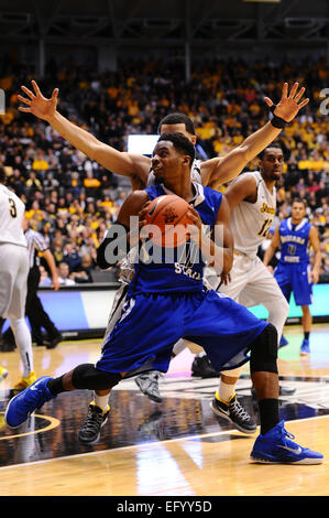 Wichita, Kansas, Stati Uniti d'America. Xi Febbraio, 2015. Lo stato dell'Indiana sicomori guard Devonte marrone (11) guarda a fare una mossa al cestello durante il NCAA pallacanestro tra la Indiana membro sicomori e Wichita State Shockers a Charles Koch Arena di Wichita, Kansas. Kendall Shaw/CSM/Alamy Live News Foto Stock