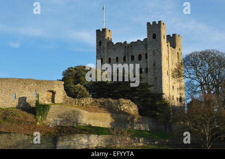 Rochester Castle contro un cielo blu Foto Stock