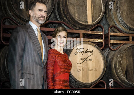 Febbraio 12, 2015 - Sant SadurnÃ- dâ€™Anoia, Catalogna, Spagna - re Felipe VI di Spagna e Regina Letizia di Spagna hanno firmato una canna durante la visita alle cantine di cava (spumante) produttore Freixenet per il suo centenario di credito (Immagine: © Matthias Oesterle/ZUMA filo/ZUMAPRESS.com) Foto Stock