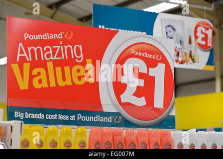 Foto interni di un negozio Poundland nel West Midlands. Foto Stock