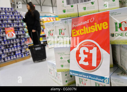 Foto interni di un negozio Poundland nel West Midlands. Foto Stock