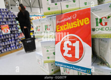 Foto interni di un negozio Poundland nel West Midlands. Foto Stock