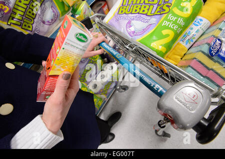 Foto interni di un negozio Poundland nel West Midlands. Foto Stock