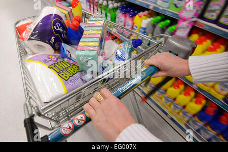 Foto interni di un negozio Poundland nel West Midlands. Foto Stock