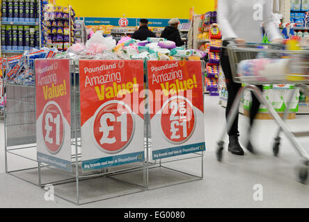 Foto interni di un negozio Poundland nel West Midlands. Foto Stock