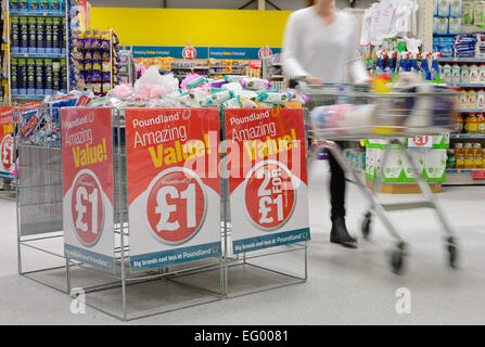 Foto interni di un negozio Poundland nel West Midlands. Foto Stock