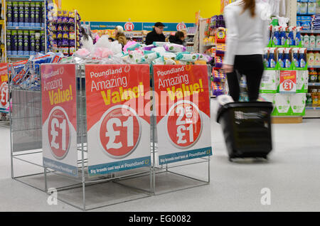 Foto interni di un negozio Poundland nel West Midlands. Foto Stock