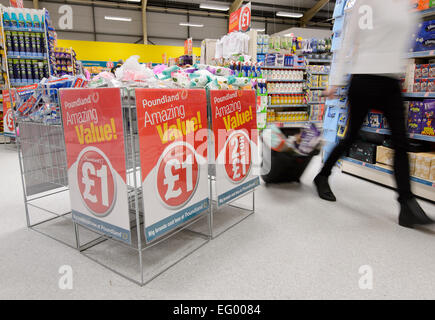 Foto interni di un negozio Poundland nel West Midlands. Foto Stock