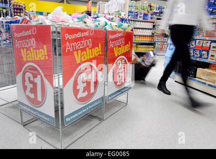 Foto interni di un negozio Poundland nel West Midlands. Foto Stock