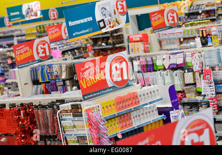 Foto interni di un negozio Poundland nel West Midlands. Foto Stock