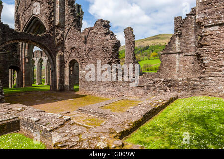 La cappella in rovina di Llanthony Priory, Vale of Ewyas, Montagna Nera, Parco Nazionale di Brecon Beacons, Powys, metà del Galles Wales, Regno Foto Stock