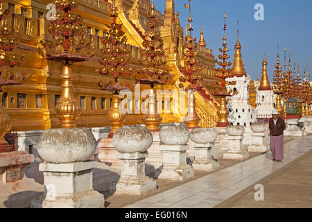 Tempio d'oro / Shwezigon Pagoda, tempio buddista a Nyaung-U vicino a Bagan, Mandalay Regione, Myanmar / Birmania Foto Stock