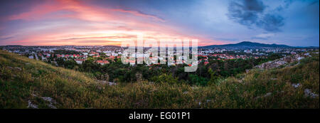 Panorama della città di Nitra come visto dal Calvario al tramonto Foto Stock