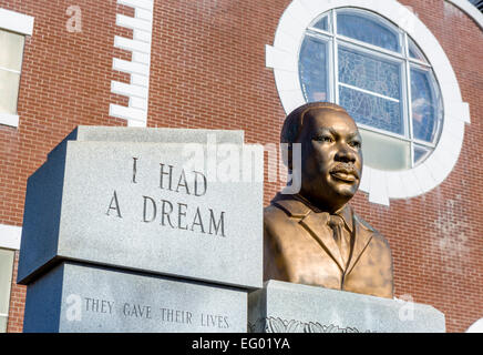 Busto di Martin Luther King al di fuori della cappella marrone AME Chiesa, Selma, Alabama - punto di partenza del 1965 Selma-Montgomery marche Foto Stock