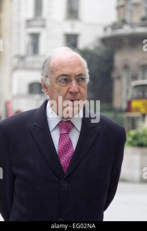 Londra, UK. Il 12 febbraio 2015. Michael Howard Barone Howard di Lympne che ha servito come leader del partito conservatore e il leader dell opposizione dal 2003 al 2005 viene avvistato a Londra. Michael Howard precedentemente detenuto posizioni cabinet dei governi di Margaret Thatcher e di John Major, tra cui il segretario di Stato per l'occupazione, il Segretario di Stato per l'ambiente e segretario di casa. Credito: amer ghazzal/Alamy Live News Foto Stock