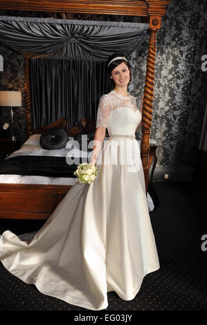 Una sposa si prepara per il suo giorno di nozze Modello rilasciato Foto Stock
