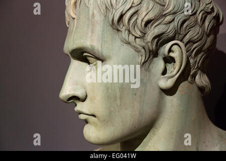 Busto di Napoleone di Antonio Canova, bronzo. La mostra 'Bonaparte e il British: stampe e la propaganda in età di Napoleone' apre al British Museum, 5 febbraio al 16 agosto 2015. Concentrandosi sulla stampa della propaganda che sia vituperato o glorificato Napoleone Bonaparte, la mostra esplora come la sua carriera ha coinciso con il picco di satira politica come una forma di arte su entrambi i lati del canale inglese alla fine del XIX secolo. Foto Stock