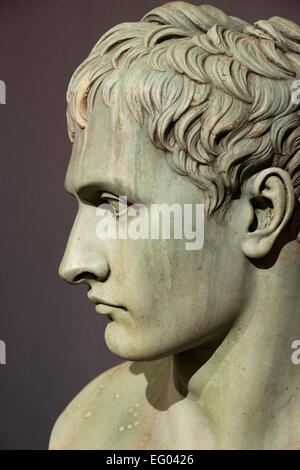 Busto di Napoleone di Antonio Canova, bronzo. La mostra 'Bonaparte e il British: stampe e la propaganda in età di Napoleone' apre al British Museum, 5 febbraio al 16 agosto 2015. Concentrandosi sulla stampa della propaganda che sia vituperato o glorificato Napoleone Bonaparte, la mostra esplora come la sua carriera ha coinciso con il picco di satira politica come una forma di arte su entrambi i lati del canale inglese alla fine del XIX secolo. Foto Stock